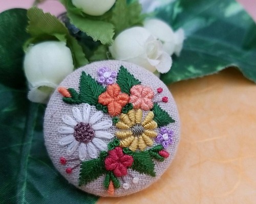 手刺繍ブローチ・ヘアゴム《夏色の花束》×リネン くるみボタン