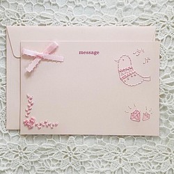 かわいい小鳥（ピンク）の刺繍メッセージカード 出産 入学 入園 卒園 誕生日 お祝い おめでとう ガーリー 1枚目の画像