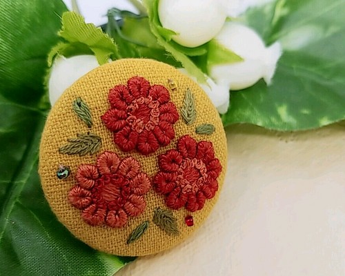 手刺繍ブローチ・ヘアゴム《秋色の花》×マスタード くるみボタン