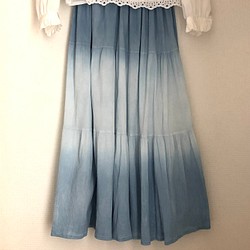 Sale!  藍のグラデーション　手染め　長めのコットンギャザースカート 1枚目の画像