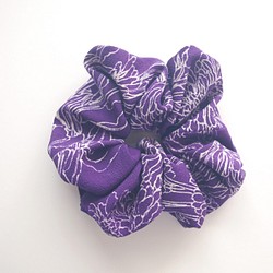 大き目　着物シュシュ 　青紫　花柄 1枚目の画像