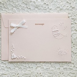 かわいい小鳥（ホワイト）の刺繍メッセージカード 出産 入学 入園 卒園 誕生日 お祝い おめでとう ガーリー 1枚目の画像