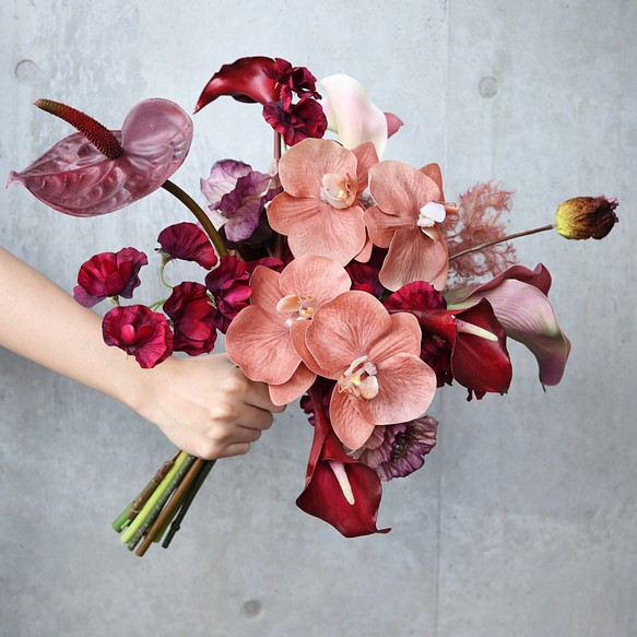 【人気デザイン】おしゃれ花嫁の胡蝶蘭とアンスリウムのブーケ♡ アーティフィシャルフラワー マグノリア カラーリリィ 1枚目の画像