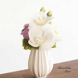 【仏花】輪菊と胡蝶蘭の仏花　（グリーン）花器に固定したアレンジメントです 1枚目の画像