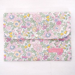 リバティ 母子手帳ケース ベッツィ/ボンボンピンク B6サイズ マルチケース 1枚目の画像