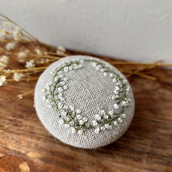 アンティーク調【かすみ草:リース】刺繍ブローチ 38mm ナチュラル