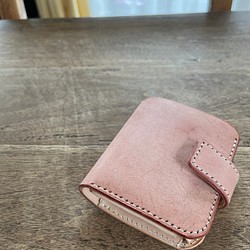 二つ折りミニ財布　イタリアンレザー  アラスカ　ピンク　バネホック タイプ 1枚目の画像