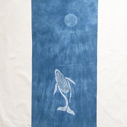 送料無料　藍染手ぬぐい 闇夜を泳ぐクジラ3 絞り染め 月 1枚目の画像