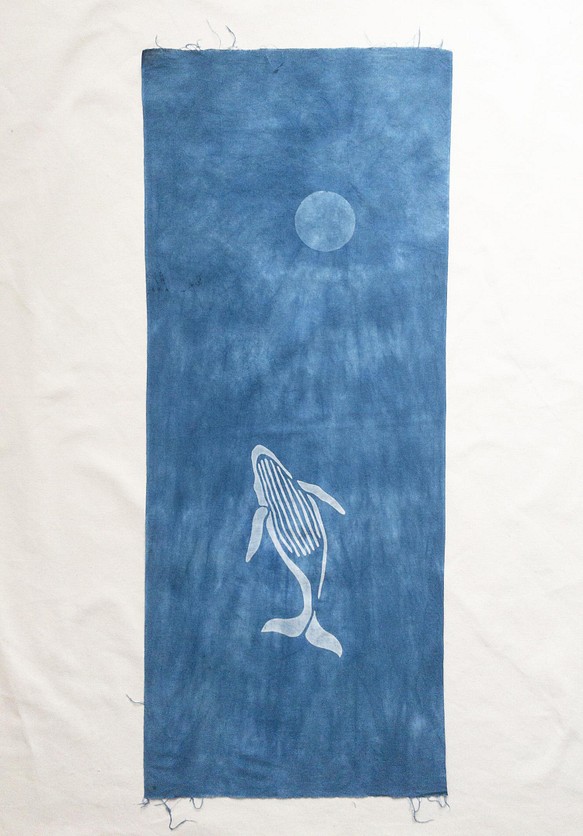 送料無料　藍染手ぬぐい 闇夜を泳ぐクジラ3 絞り染め 月 1枚目の画像