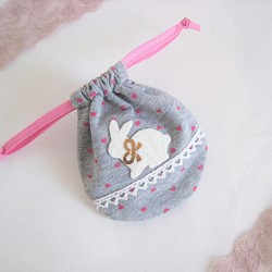 かわいいうさぎのミニ巾着袋（グレー地ピンクのハート柄） 1枚目の画像