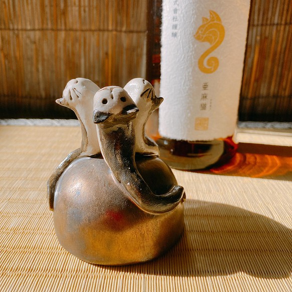 【聖誕禮物】一隻松鼠的酒杯，由三個 sunekosuri 怪物陶器支撐 第1張的照片