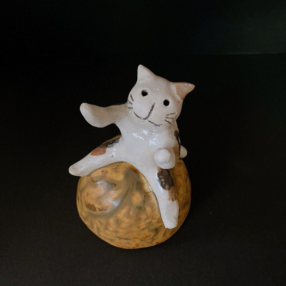 【プレゼントに猫陶器】逆立ちして支える猫又のワイングラス風なぐい吞み 妖怪陶器 1枚目の画像