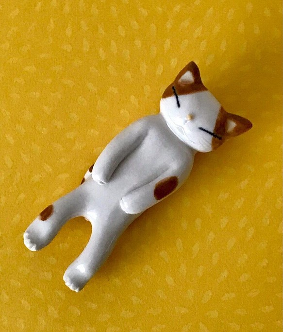 箸置き眠り猫・仰向け(茶白猫) 1枚目の画像