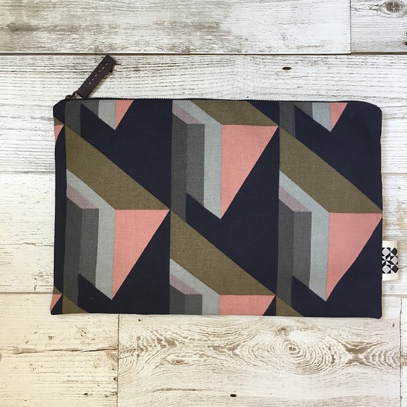 バッグインバッグ　クラッチ　iPadタブレットケース　サーモンピンクとカーキの幾何模様2 1枚目の画像