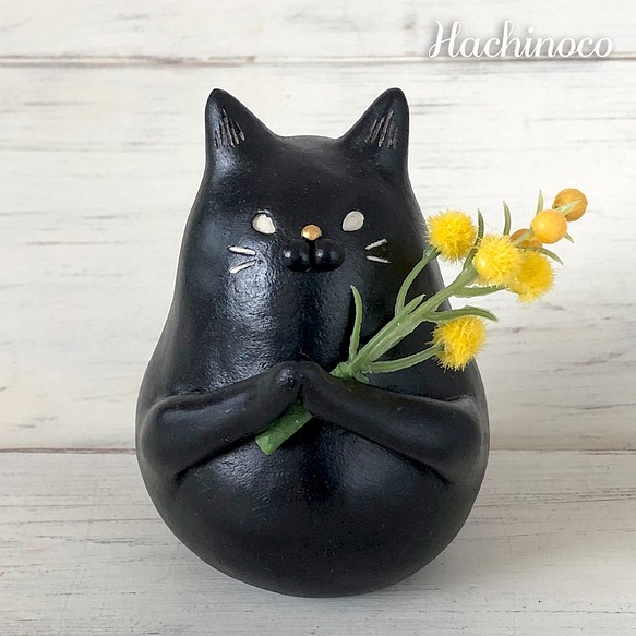 【猫好きさんに】ミモザを持つ黒猫オブジェ（アーティシャルフラワー） 1枚目の画像