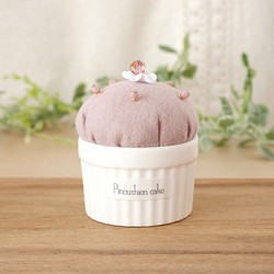 ストロベリーのピンクッションカップケーキ（まち針5本付） 1枚目の画像