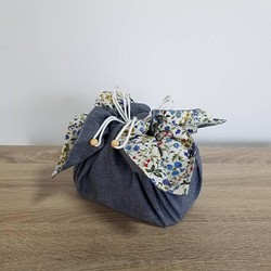 やさしい青と小花　Bento cloth 'n' bag ～紐を引っ張るとお弁当袋になるランチクロス～ 1枚目の画像