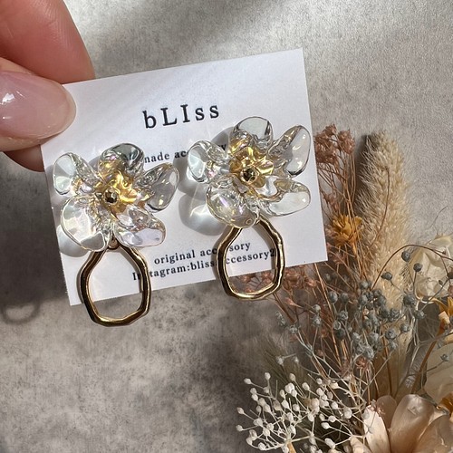 オーロラ フラワー 花 ゴールド フープ ピアス イヤリング 樹脂ピアス チタンピアス ピアス Bliss ハンドメイドアクセサリー 通販 Creema クリーマ ハンドメイド 手作り クラフト作品の販売サイト