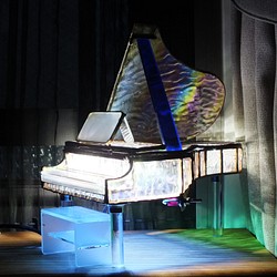きらきらクリスタルのグランドピアノ  TYPE９；ステンドグラスでＬＥＤが点灯する手作りピアノ 1枚目の画像