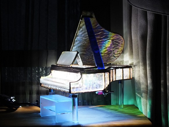 きらきらクリスタルのグランドピアノ  TYPE９；ステンドグラスでＬＥＤが点灯する手作りピアノ 1枚目の画像
