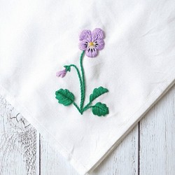 ビオラの花のハンカチ刺繍キット　　　　　　　flowerハンカチキットシリーズ 1枚目の画像