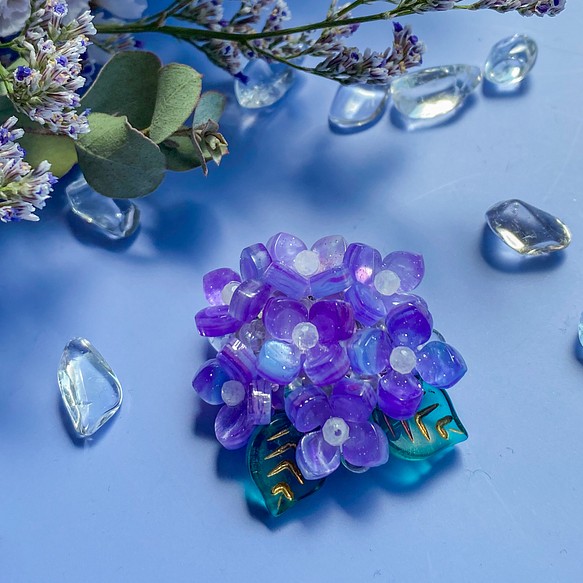 紫陽花と天然石（ムーンストーン、水晶）のブローチ