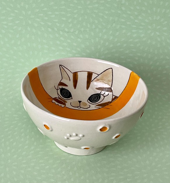 猫絵のご飯茶碗(何見てるの？茶トラ猫⭐️オレンジ) 1枚目の画像