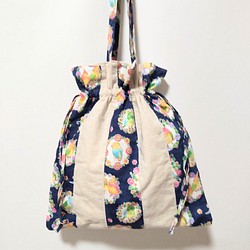 インコと花柄のパッチワーク巾着トートバッグ(ダークブルー／生成り) 1枚目の画像