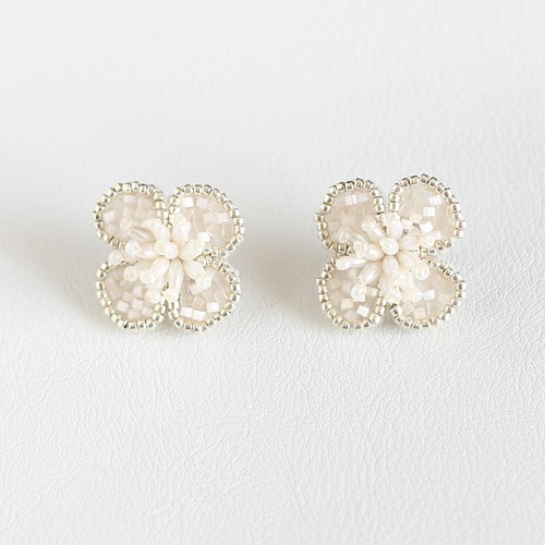 お花モチーフピアス。 | www.angareeangher.com.br