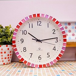 【電波時計】赤とピンクのキュートなガラスタイルの壁掛け時計 1枚目の画像