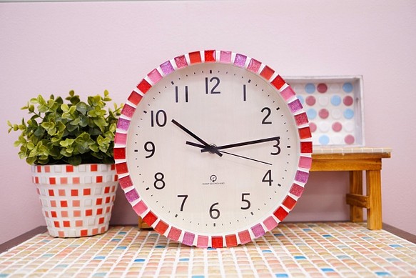 【電波時計】赤とピンクのキュートなガラスタイルの壁掛け時計 1枚目の画像