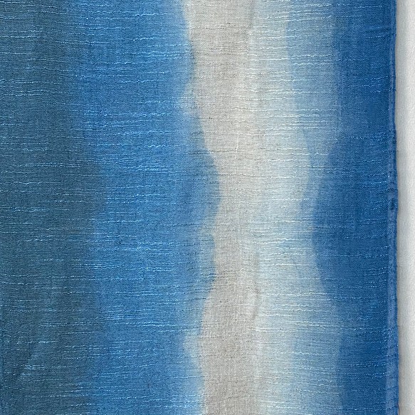 草木染め 藍染めのニュアンスストール(小) レーヨンと麻 ブルーグレーグラデ 冷房＆防寒 癒やし 涼しげ 1枚目の画像