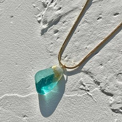 海からの贈り物シーグラス　ガラスネックレス　秋風に涼しく光でさまざまな色に 1枚目の画像