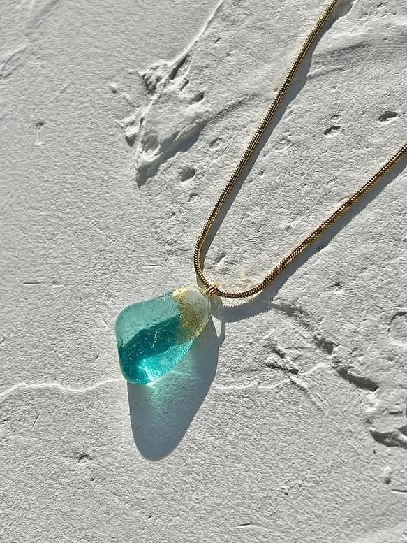 海からの贈り物シーグラス　ガラスネックレス　秋風に涼しく光でさまざまな色に 1枚目の画像