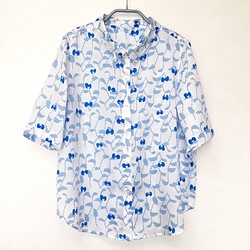 薄手で軽い綿100%サテン　草花模様の半袖シャツ　/ ツユクサ 1枚目の画像