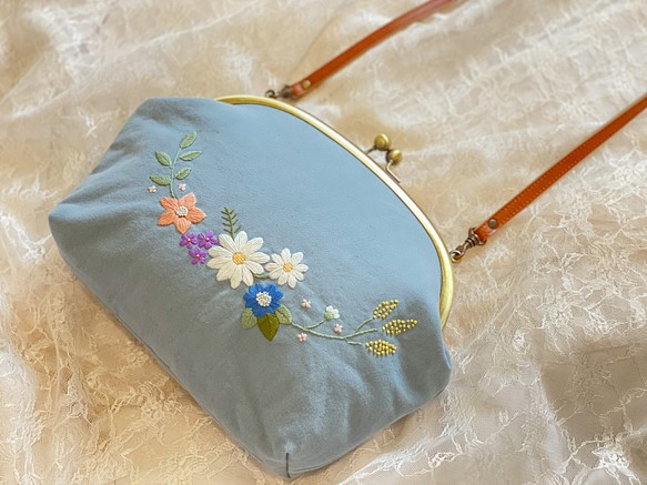 即納》お花畑のショルダーバッグ（ブルー） ～手刺繍のがま口バッグ