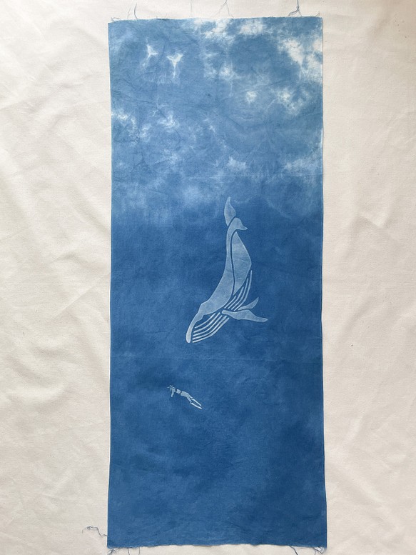 送料無料　"クジラと泳いだ日"6 絞り染め　藍染手ぬぐい　鯨　海　空 1枚目の画像