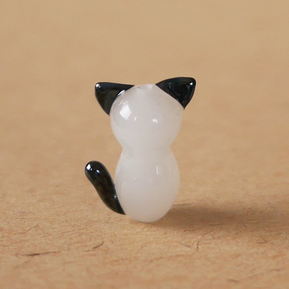 猫 とんぼ玉（ガラスビーズ）（白黒）【限定ビーズ】 1枚目の画像