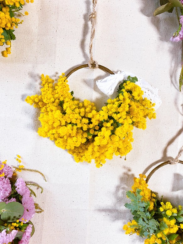 《送料無料》黄色が幸せ呼ぶ　ミモザのハーフリース　母の日プレゼント　　ドライフラワーリース　ドアリース　 1枚目の画像