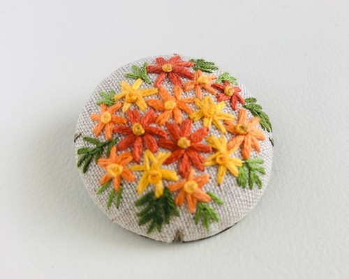 黄花コスモス刺繍　4cmの刺繍ブローチ