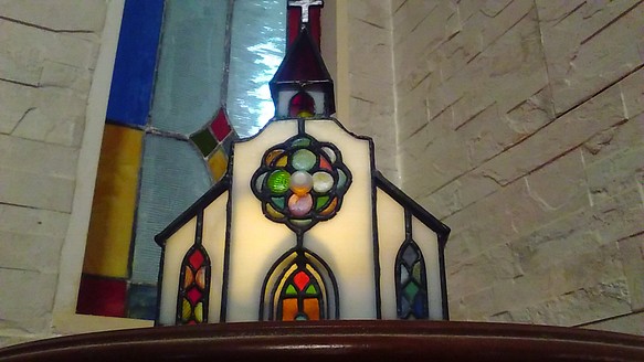 花のステンドグラス窓のある教会型テーブルライト 人感センサー付き ...