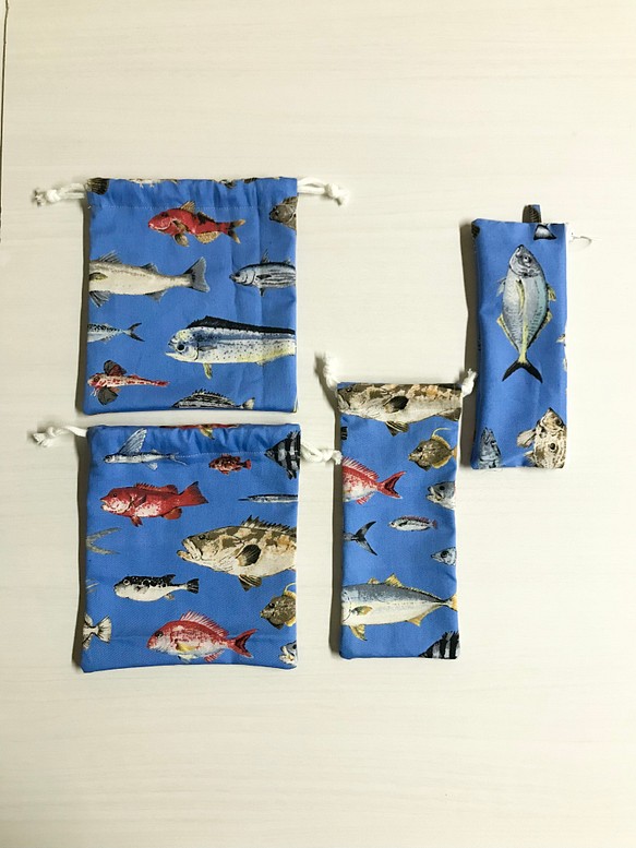【特集掲載】お魚好きなお子様に＊巾着袋とポーチの4点セット（ブルー） 1枚目の画像