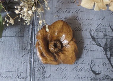 木彫りのブローチ★1輪の椿の花★材質榀の木・ｻｲｽﾞ約50x50㎜ 1枚目の画像