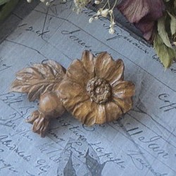 木彫りのブローチ★ハマナスの花と葉っぱと実★材質榀の木・ｻｲｽﾞ約65x40㎜ 1枚目の画像