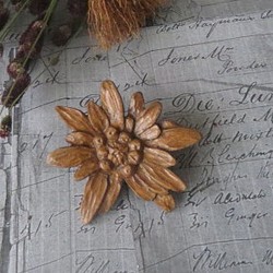 木彫りのブローチ エーデルワイスの花 材質榀の木・サイズ約60x60mm【ブローチ】【Creema】