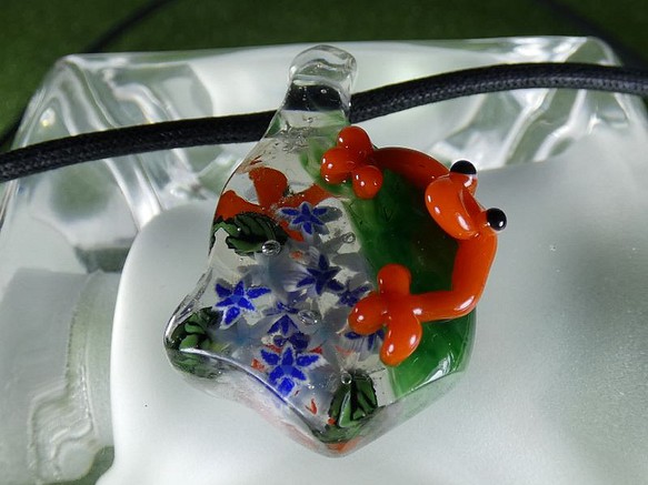 ゲコゲコ踏ん張り蛙、紫陽花（ガラス、とんぼ玉、一点物、ペンダント） 1枚目の画像