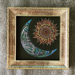 点描画曼荼羅  「上弦の月と、見守る太陽」 1枚目の画像