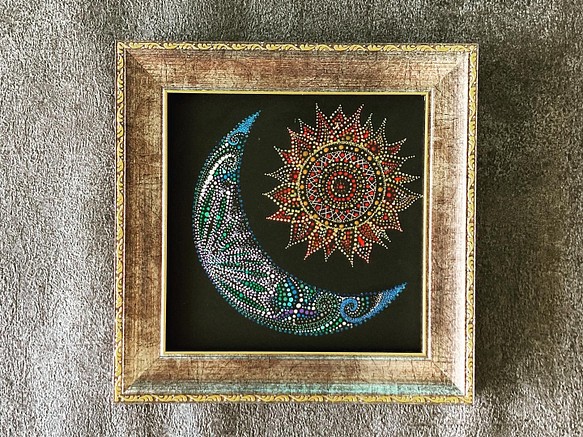 点描画曼荼羅  「上弦の月と、見守る太陽」 1枚目の画像