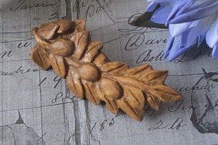 木彫りのブローチ★ナツメ葉っぱと実・大★材質榀の木・ｻｲｽﾞ約70x35㎜ 1枚目の画像