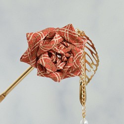 風遊簪　赤丹色薔薇　格子柄・赤系・スカシリーフの揺れるモチーフ 1枚目の画像